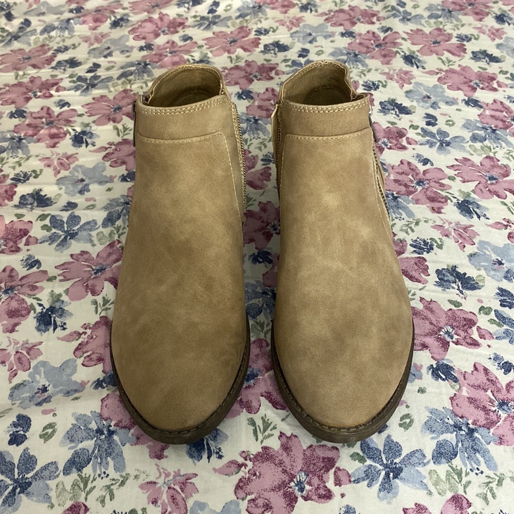 NWOT Maurice’s suede zipper booties